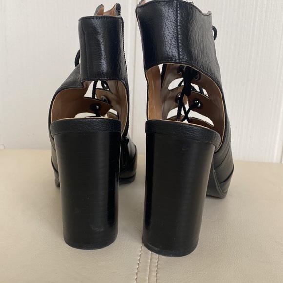 Black sandals. - Picture 4 of 6